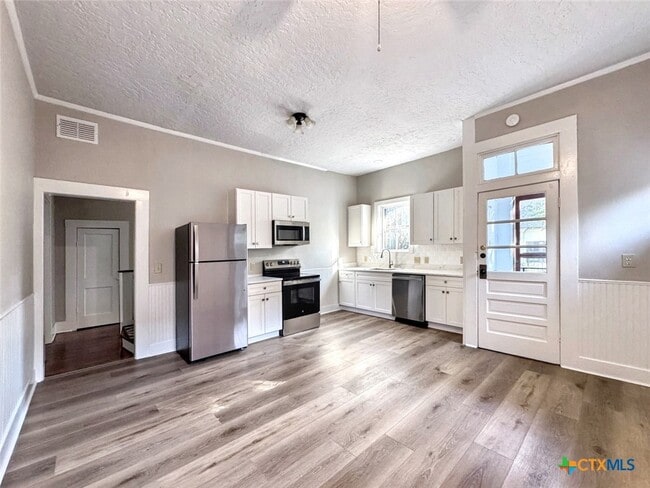 Building Photo - 410 Burleson St