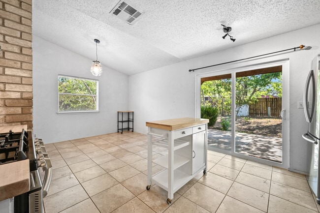 Building Photo - 6201 Hillston Dr