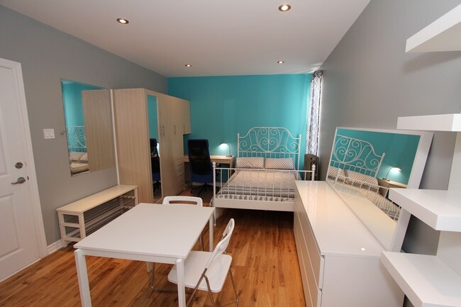 Building Photo - 1230 Rue Du Fort