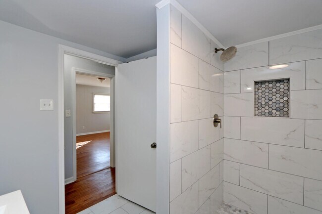 Building Photo - 2921 Haverford Ln SE