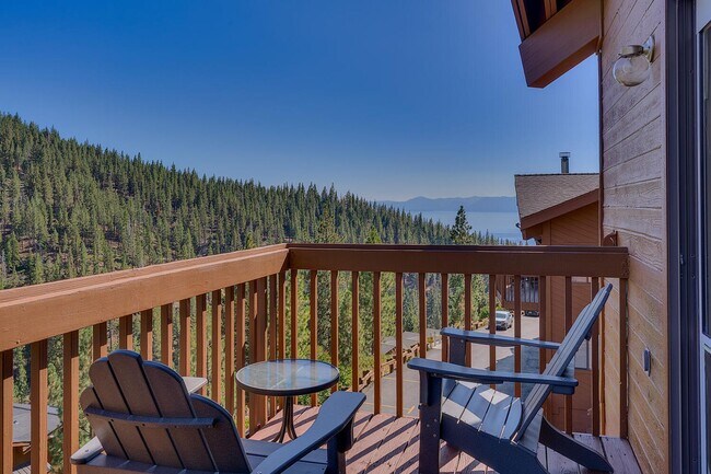 Building Photo - Updated condo with lakeviews