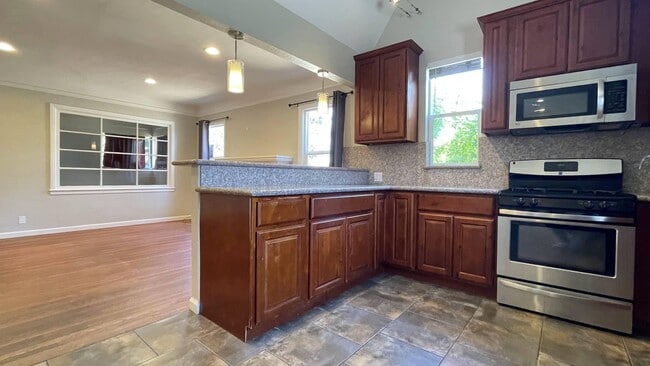 Building Photo - 3BD/1BA - Cozy Home with a Spacious Yard and Modern Kitchen!