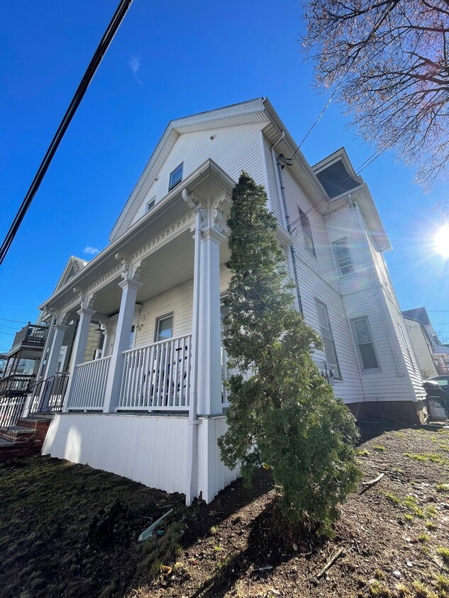 Primary Photo - 18 Meridian St