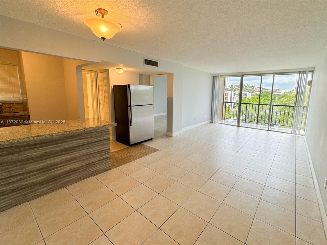 Building Photo - 8840 Fontainebleau Blvd