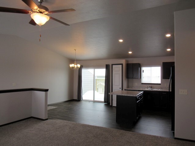 Kitchen/dining - 325 Jerry Pl