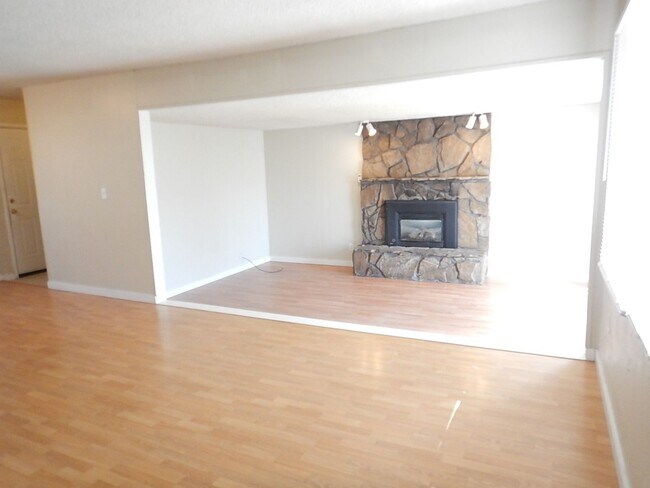 Foto del edificio - 3 Bed, 1 Bath House Near Heart of Prinevil...