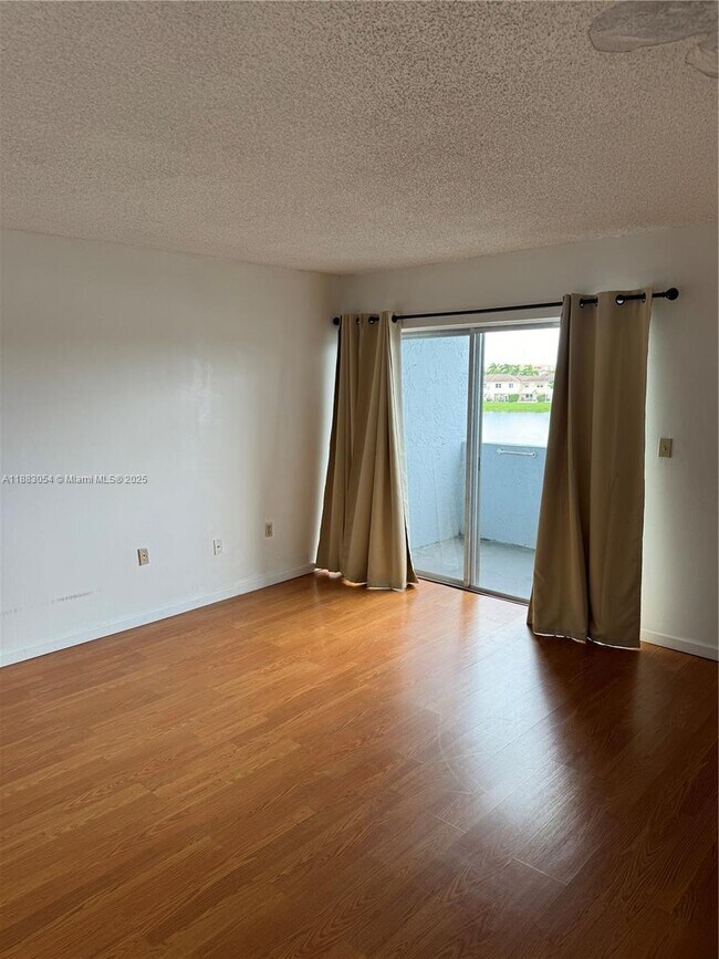 Foto del edificio - 9363 Fontainebleau Blvd