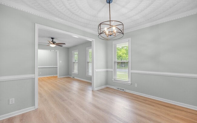 Building Photo - 631 Luray Terrace