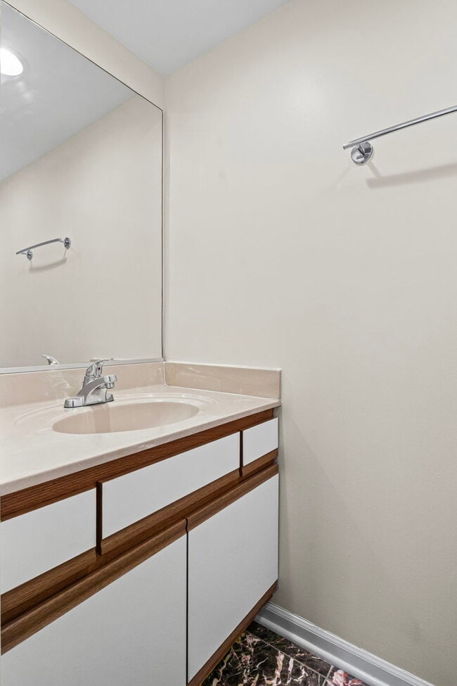 Building Photo - 1725 Pickwick Ln