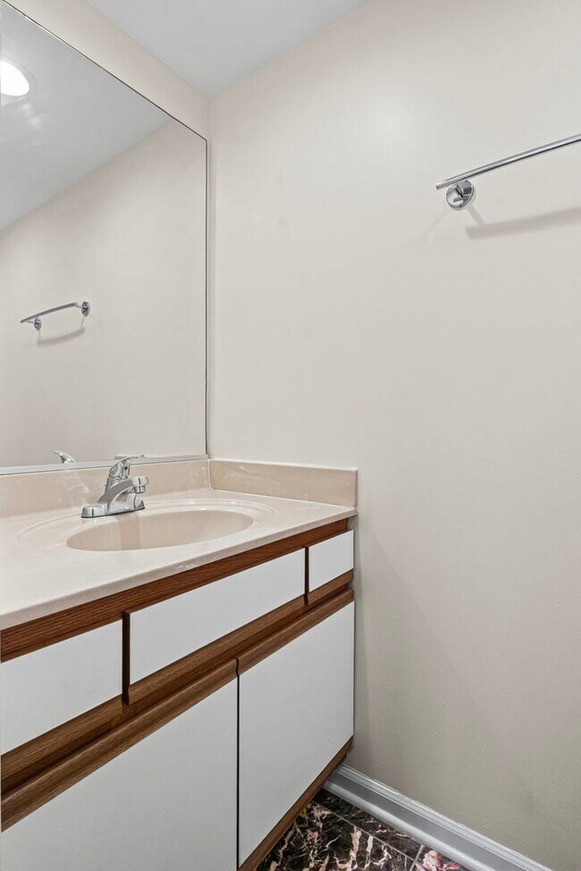 Foto del edificio - 1725 Pickwick Ln