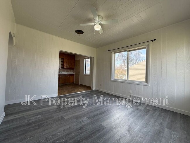 Building Photo - 1808 6th Ave S