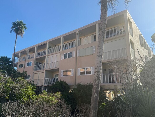 Building Photo - Beatifully updated Beach condo FULLY FURNISHED ANNUAL RENTAL 2/2