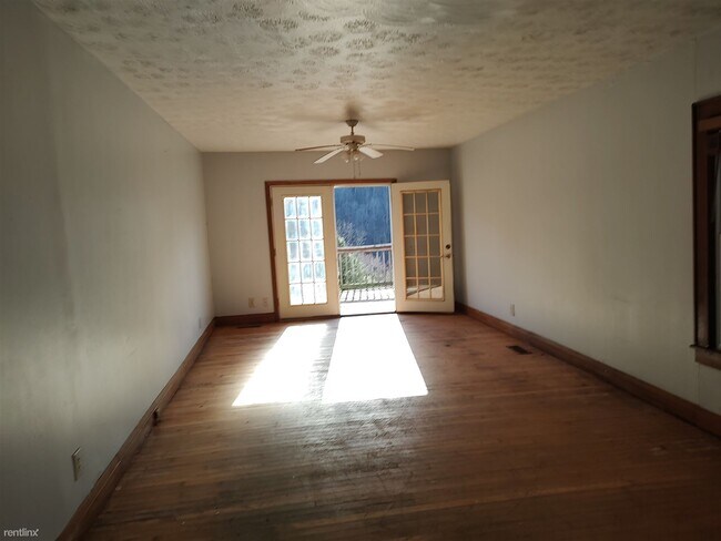 Building Photo - 3 br, 1 bath House - 52 Front Street