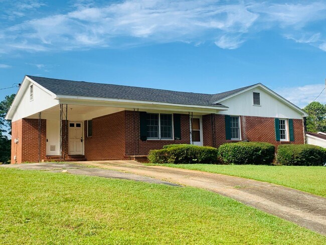 Building Photo - Welcome home! 3 bed, 1.5 bath, newly renov...