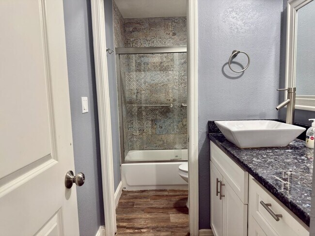 Foto del edificio - 1700 Ridgewood Ln