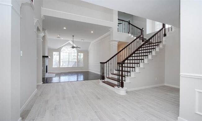 Building Photo - 2715 Oakland Dr