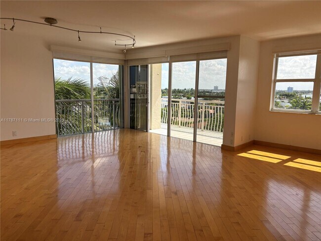 Foto del edificio - 10140 W Bay Harbor Dr