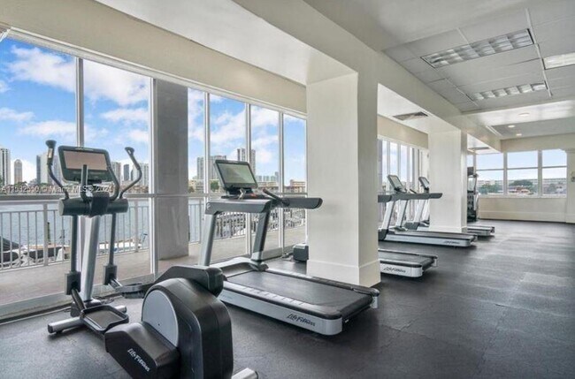 Building Photo - 18051 Biscayne Blvd