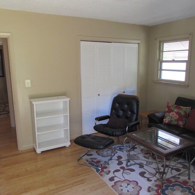 Building Photo - Fully Furnished Apartment