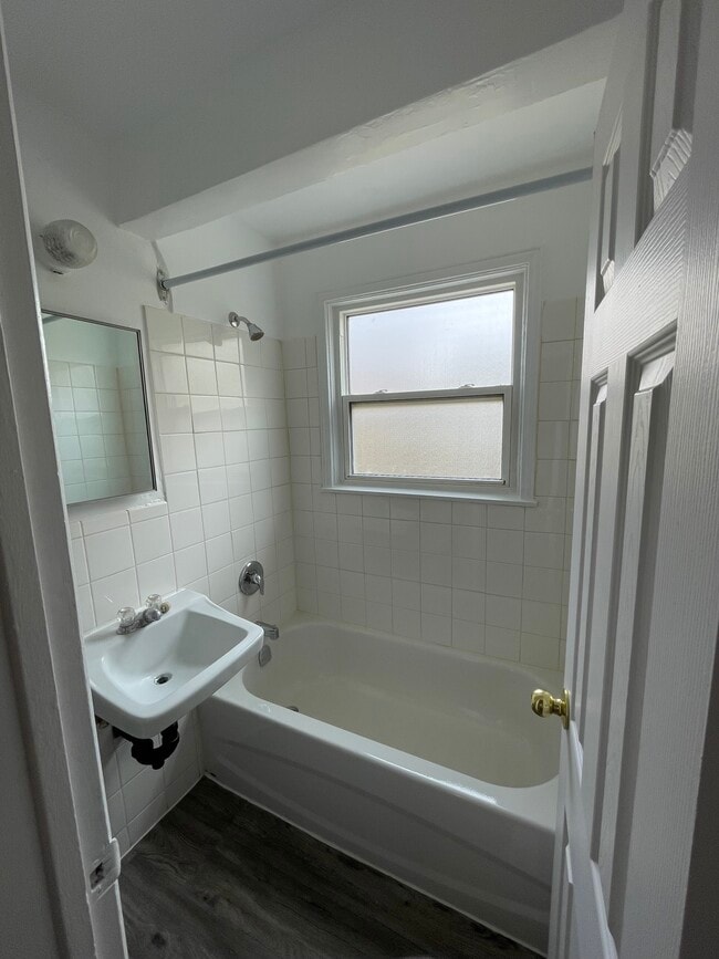 Building Photo - 147 Waverley Dr
