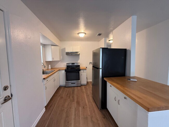 Foto del edificio - Charming 3-Bedroom Home with Hardwood Floors & Spacious Backyard