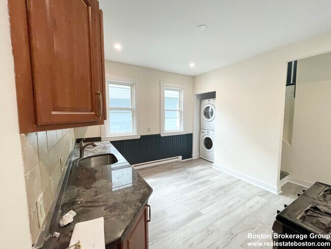 Foto del edificio - 72 Roseclair St