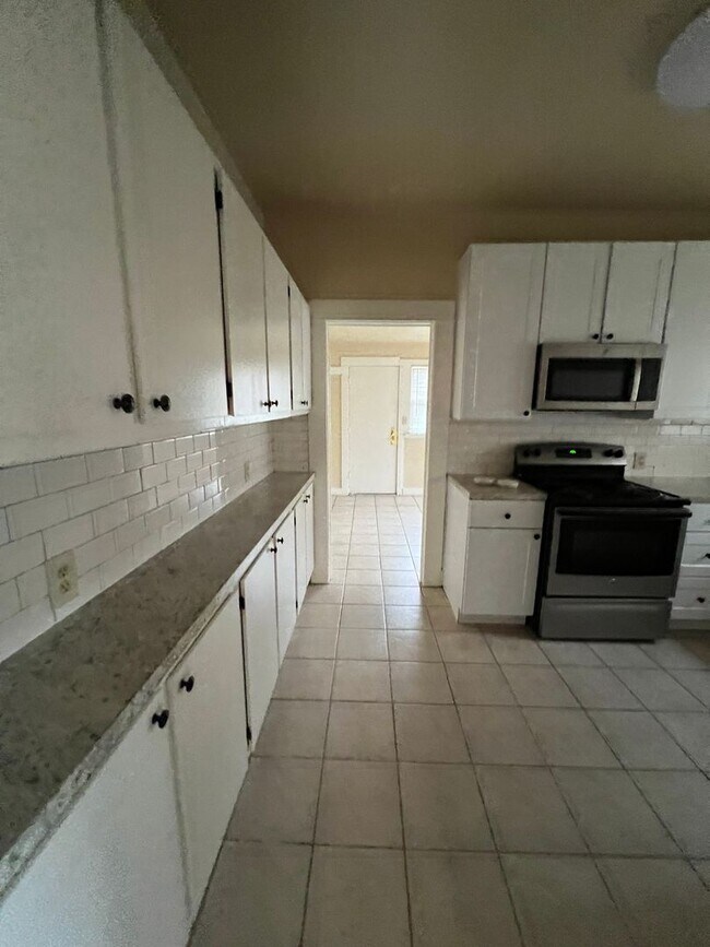 Building Photo - Cute home with large yard and 2 car- detac...