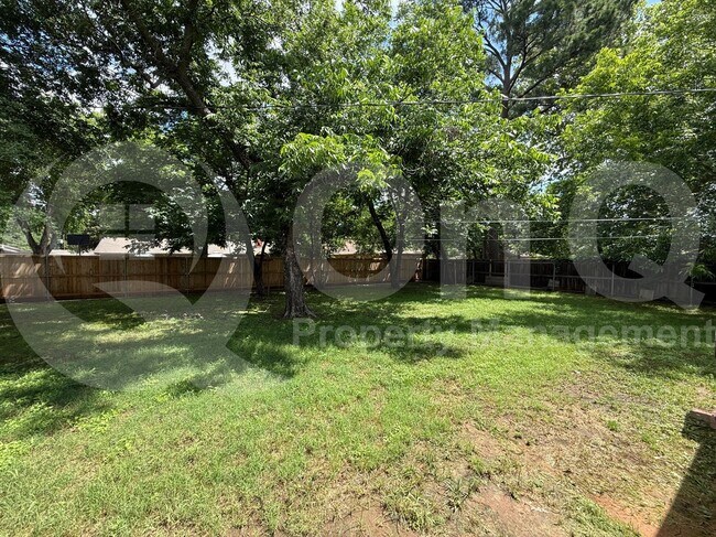 Foto del edificio - 1511 University Dr