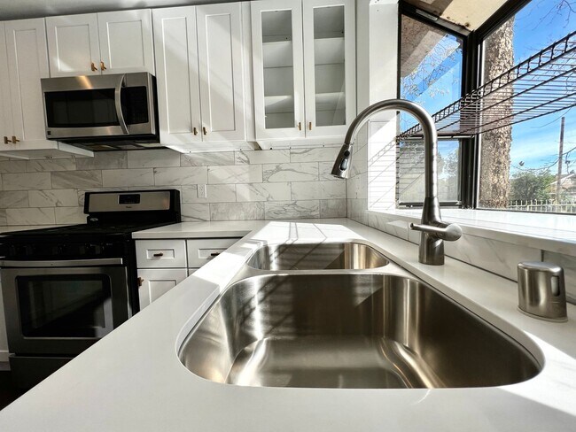 Foto del edificio - Gorgeous 2 Bedroom 2 1/2 Bath Condo With a...