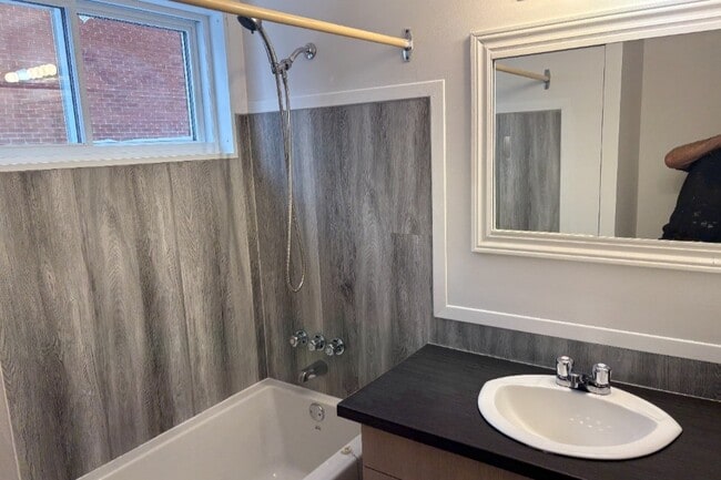 Building Photo - 659 3E Rue