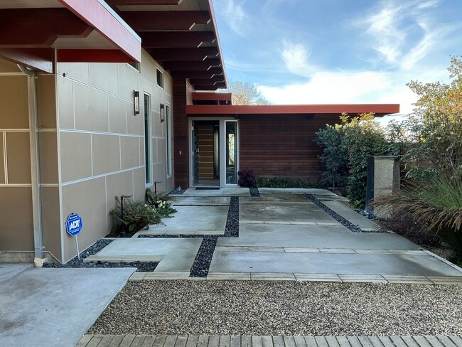 Front patio - 1000 Warrington Rd