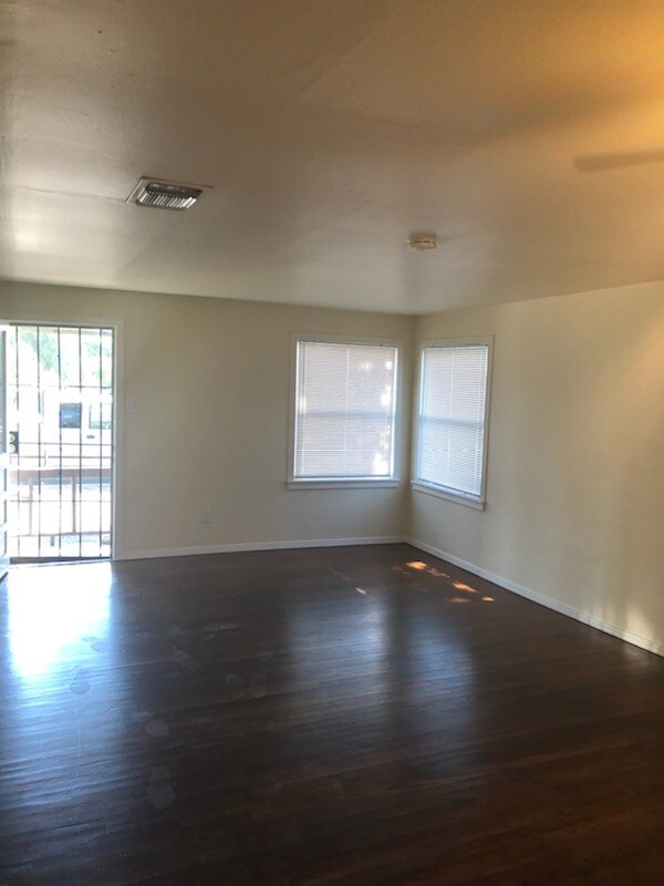 Building Photo - 1340 N Green St