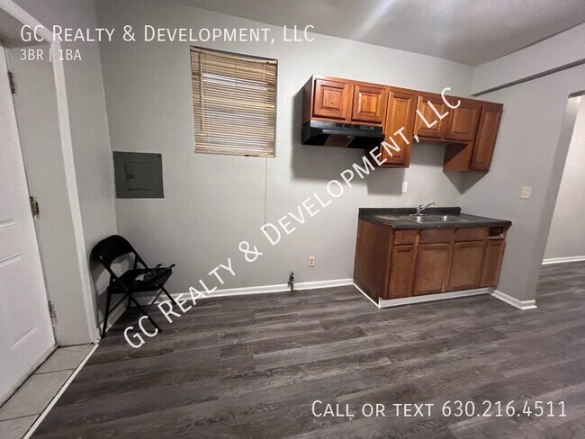 Building Photo - ***3 BDRM / FIRST FLOOR UNIT / TENANT PAYS...
