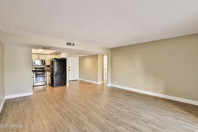 Foto del edificio - 7920 E Camelback Rd