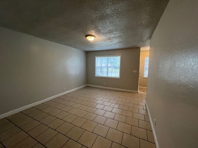 Building Photo - Beautiful 2bd/1.5bath Townhome