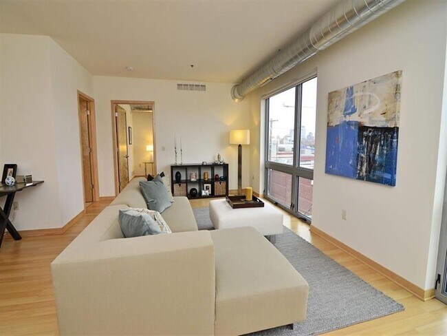 Building Photo - 3021 Holmes Ave