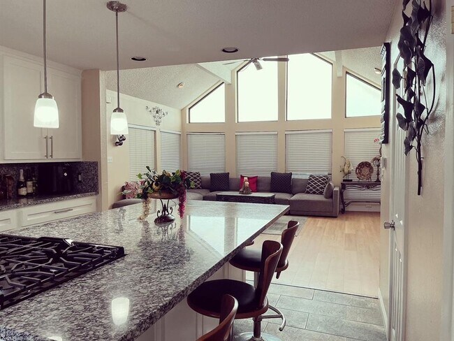 Building Photo - 215 Bay Colony Dr
