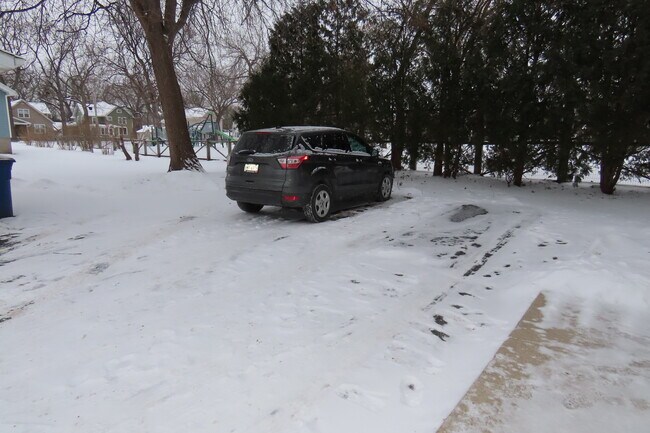 Estacionamiento cada lado tiene espacio para 2 vehículos. - 2025 S Main St
