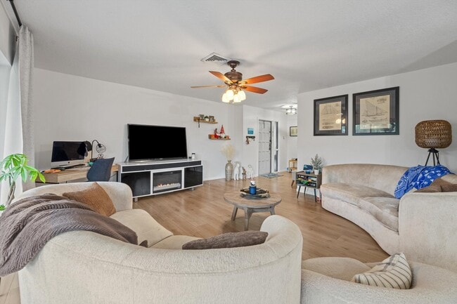 Foto del edificio - 404 Pine Tree Ct