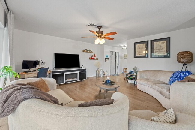 Building Photo - 404 Pine Tree Ct