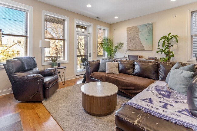 Photo - 1039 W Newport Ave Apartment