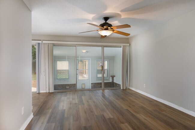 Foto del edificio - 606 Hilliard Dr