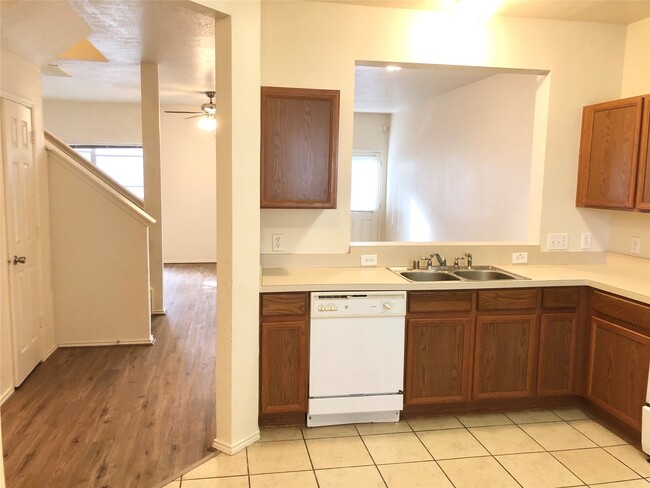 Foto del edificio - 2327 Walnut Fair Ln
