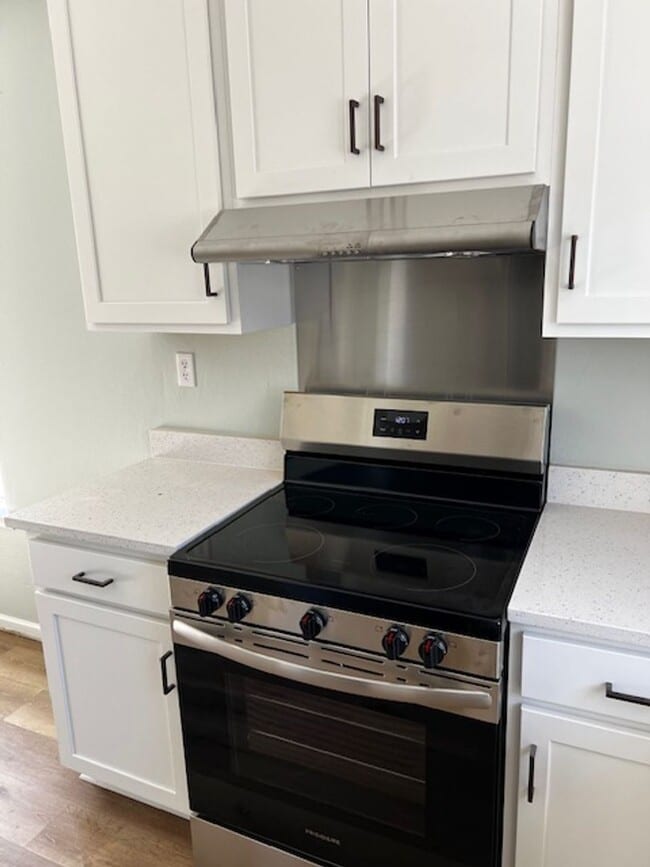 Building Photo - 3/2 Large Backyard, NEWLY renovated Kitchen & Baths