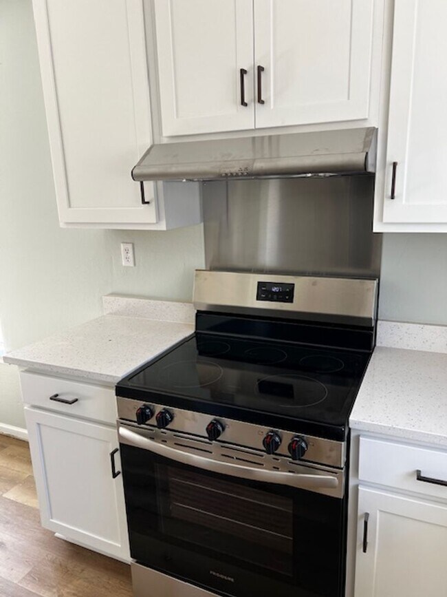 Foto del edificio - 3/2 Large Backyard, NEWLY renovated Kitchen & Baths