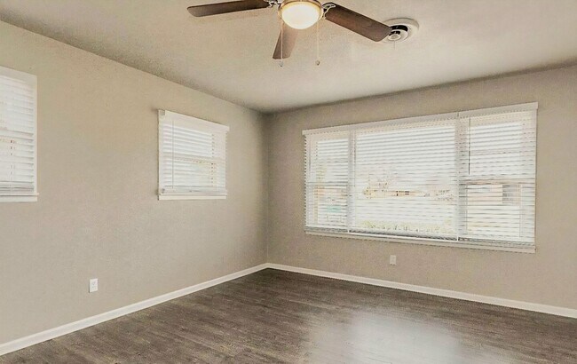 Building Photo - 3 Bedroom 1 Bath