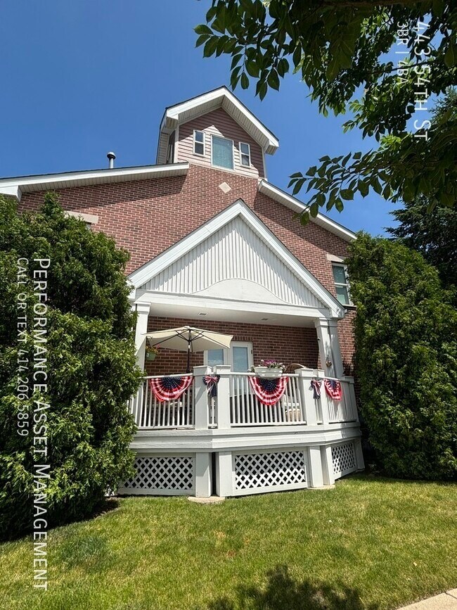Building Photo - Harbor View 3BED/4BATH Kenosha Townhouse