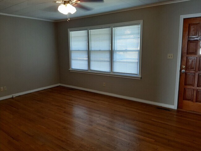 Foto del edificio - Very cute 2 Bedroom home on a corner lot f...