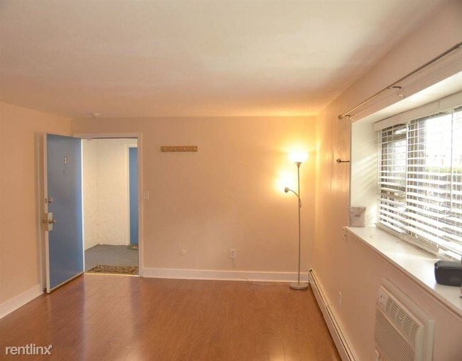 Building Photo - 2 br, 1 bath Apartment - 3 Brook Rd 3 Unit 3