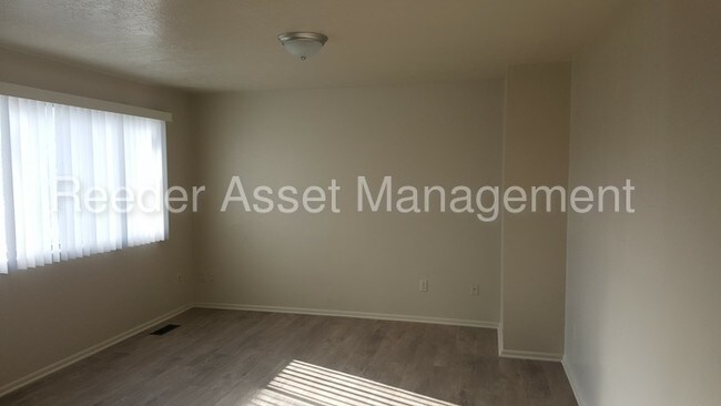 Building Photo - 264 E 100 N
